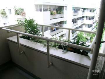 周辺にはマンションが多く立ち並んでいます。