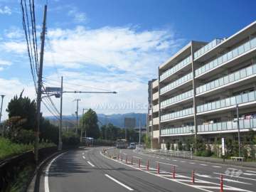 敷地南側の前面道路。4車線のバス通りです。