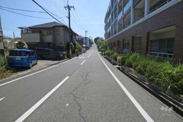 敷地南側の前面道路（東側から）