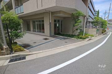 南側の駐車場の出入り口