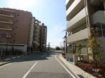 敷地東側の前面道路（北側から）