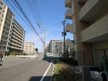 敷地西側の前面道路（南側から）