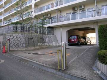 駐車場入り口（ロボットゲート付き）