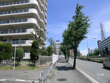 敷地東側は新御堂筋線に面しています。