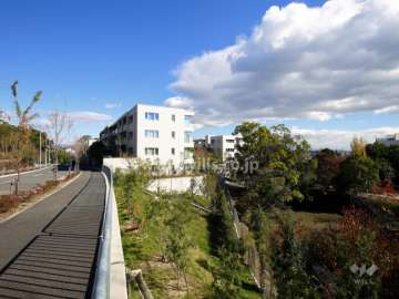 周辺は高台の閑静な住宅地です。