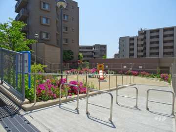 敷地に隣接する「千里山星空遊園」