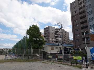 敷地の北側には道を挟んで「吹田第二小学校」があります。