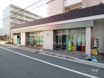 敷地北側の1階部分は店舗になっています。