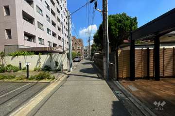 敷地東側の前面道路（南側から）