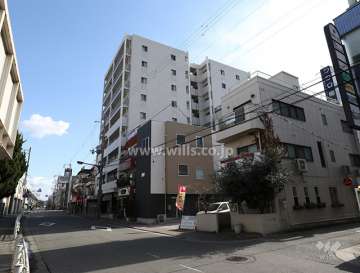 ベルヴィ東園田の遠景。道を挟んですぐ北側に「園田」駅があります。