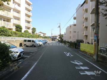 Ａ棟北側道路(西側から)
