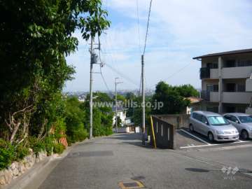 周辺の街並み（急な坂道です）