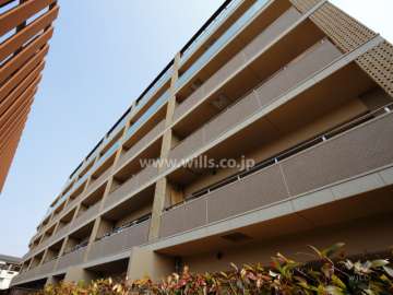 外壁はタイル張り。一部にアースカラーの空洞レンガが用いられています。