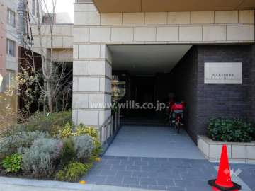 天然石を基調にデザインされたエントランスアプローチ