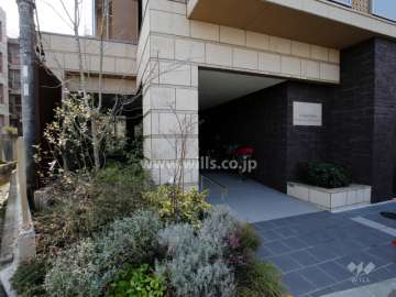 エントランス横には植栽スペースが設けられています。