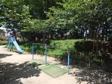 敷地に隣接する小さな公園