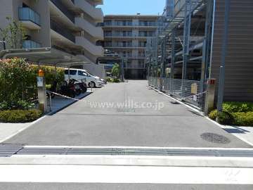 駐車場の出入り口（ロボットゲート付き）