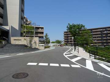 敷地北東側の前面道路（南東側から）
