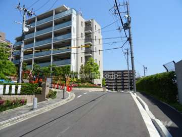 敷地南東側の前面道路（南西側から）