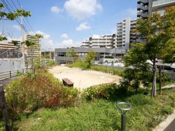 敷地北西側にある小さな公園