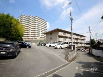 ロジュマン千里中央の遠景。敷地西側には古くからの町並みが残っています。