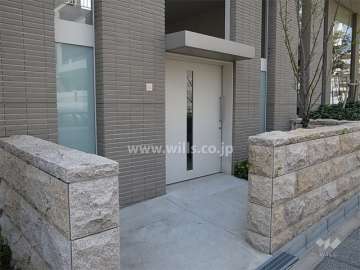 駐輪場入口。駐輪場は屋内にあります。