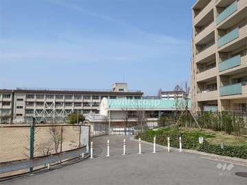 E棟の西側には東豊台小学校があります。