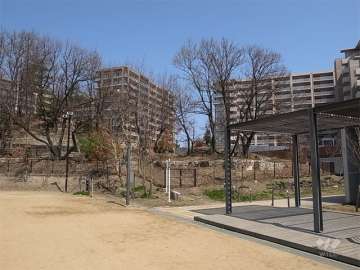 敷地の西側には里山の自然に触れられるドングリ山があります。