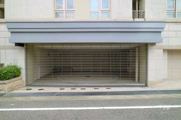 駐車場の出入口（リングシャッター付き）
