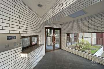 エントランスはオートロック付きです。