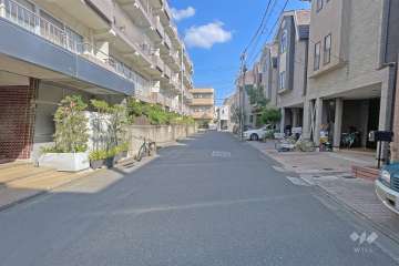 敷地の北側前面道路（東側から）