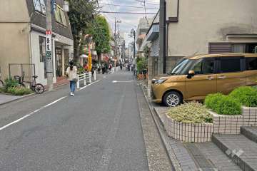 敷地の北東側前面道路（北西側から）