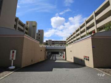 敷地中央の敷地内駐車場の出入り口（リングシャッター付き）