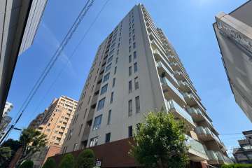 サンウッド吉祥寺フラッツの外観（南西側から）.