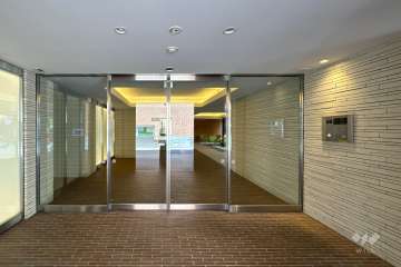 エントランスはオートロック付きです。