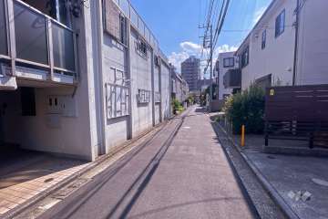 敷地西側の前面道路（北側から）