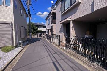敷地西側の前面道路（南側から）
