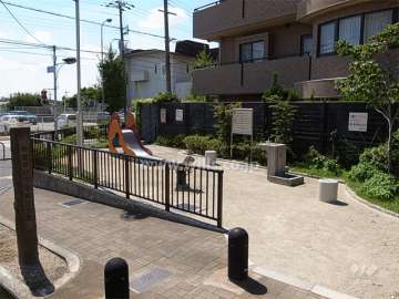 敷地に隣接して『東豊中6丁目第二公園』があります。