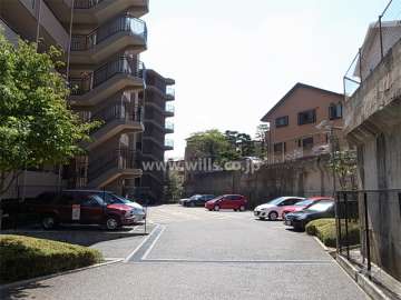 敷地内駐車場（平面式）　敷地の西側隣地は一段高くなっています。