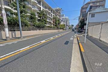 敷地の南側前面道路（西側から）