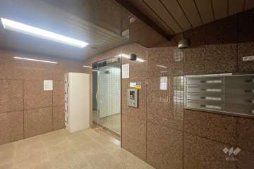 エントランスはオートロックと宅配ボックス付きです。