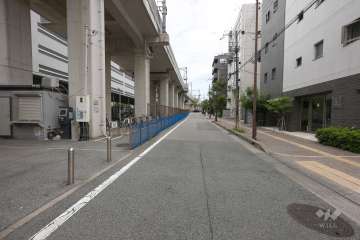 敷地北側の前面道路（西側から）