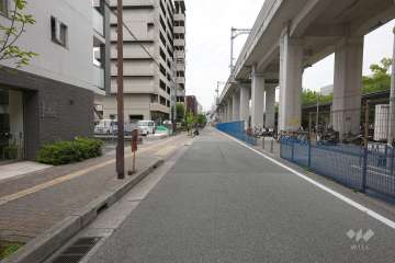 敷地北側の前面道路（東側から）