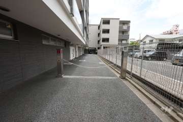 駐車場の出入口（ロボットゲート付き）