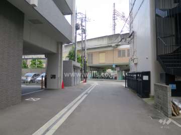 敷地の南側には能勢電鉄が走っています。