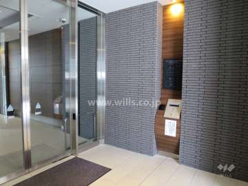 エントランスはオートロック付きです。