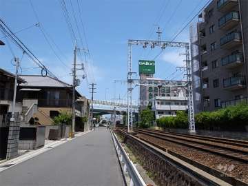 メゾン門戸の遠景。敷地西側には阪急今津線が走っています。