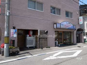 建物1階部分は店舗です。