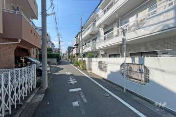 敷地南側の前面道路（東側から）