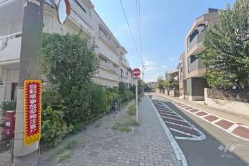 敷地北側の前面道路（東側から）